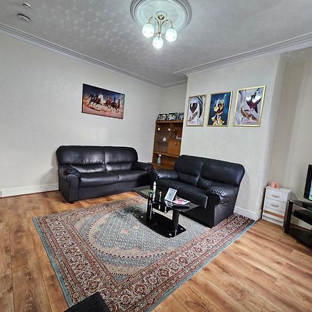 Spacious Two Bedroom House, Parking And Wifi ลีดส์ ภายนอก รูปภาพ