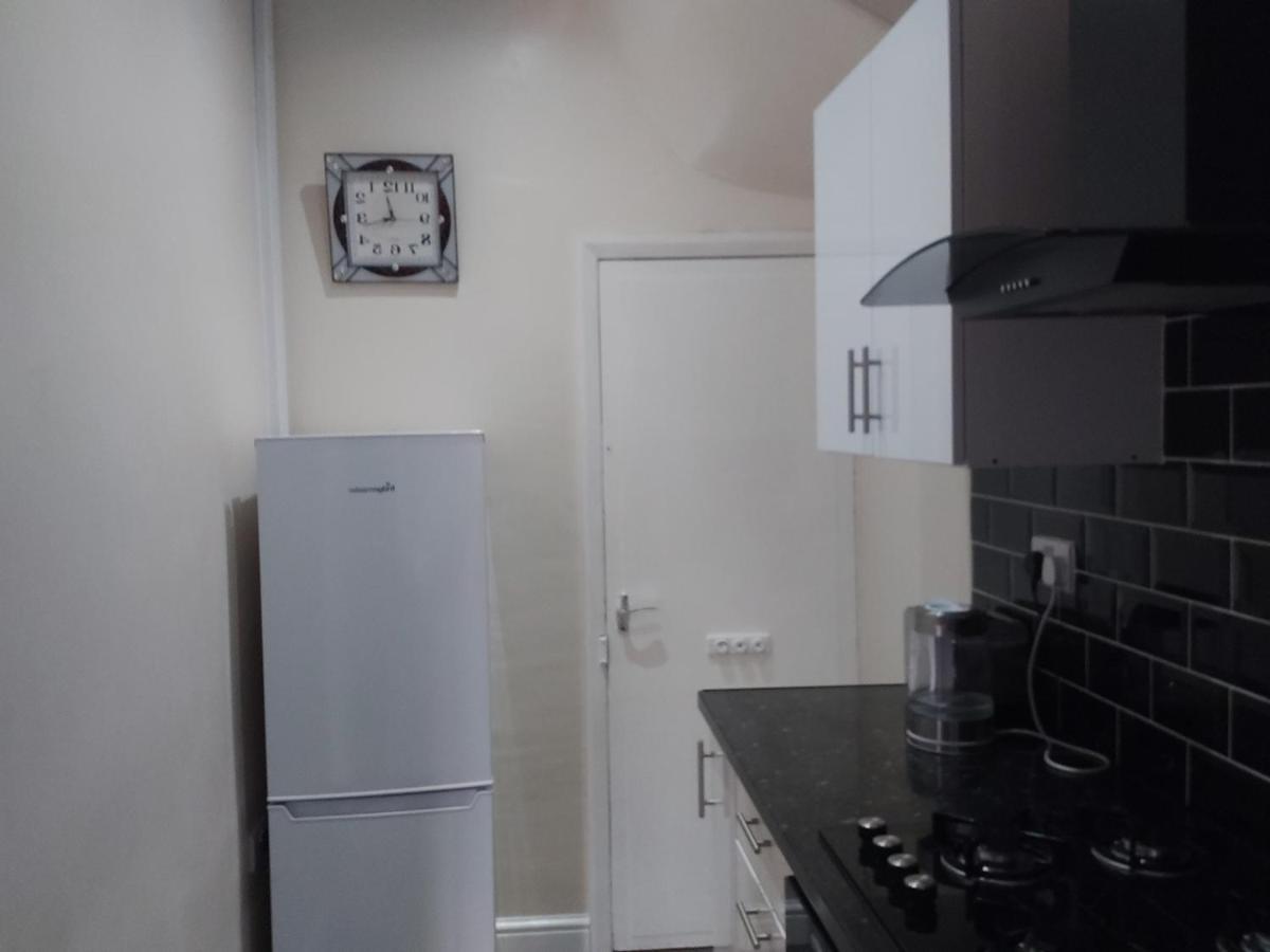 Spacious Two Bedroom House, Parking And Wifi ลีดส์ ภายนอก รูปภาพ