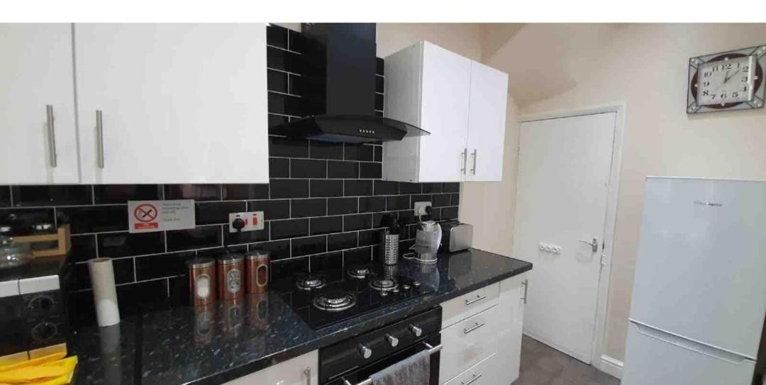 Spacious Two Bedroom House, Parking And Wifi ลีดส์ ภายนอก รูปภาพ