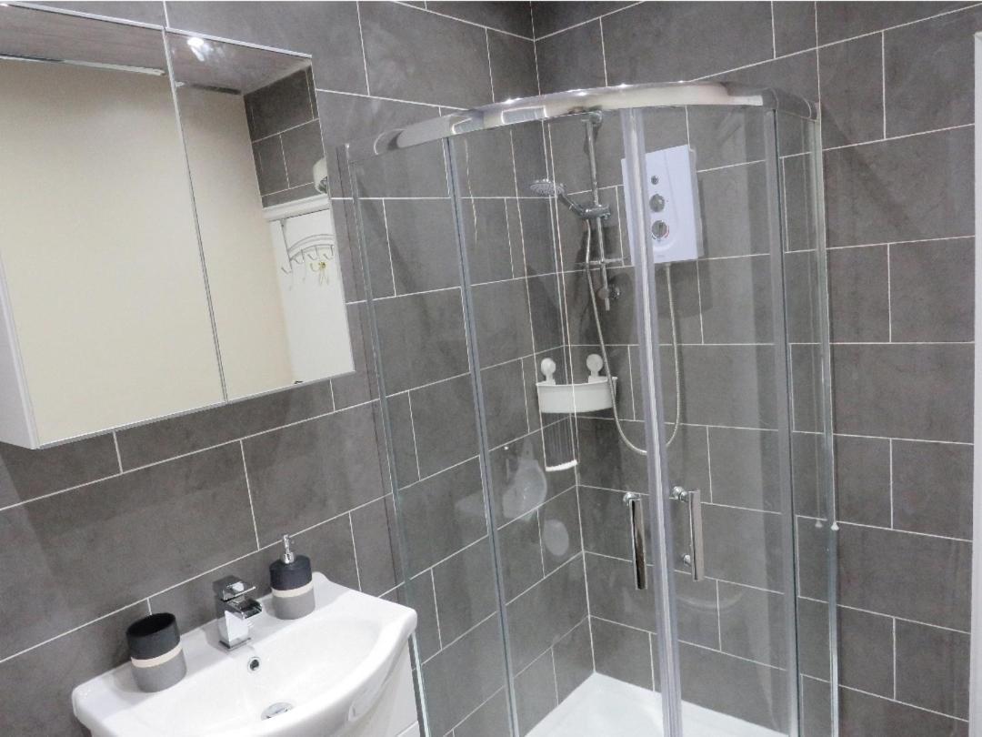 Spacious Two Bedroom House, Parking And Wifi ลีดส์ ภายนอก รูปภาพ