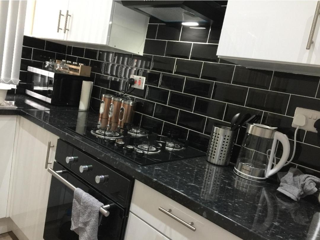 Spacious Two Bedroom House, Parking And Wifi ลีดส์ ภายนอก รูปภาพ