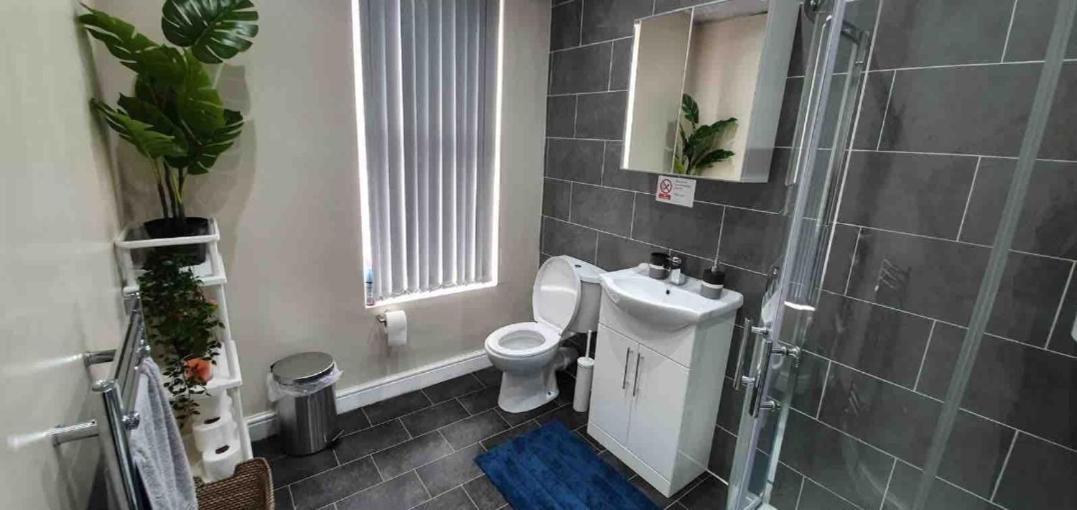 Spacious Two Bedroom House, Parking And Wifi ลีดส์ ภายนอก รูปภาพ