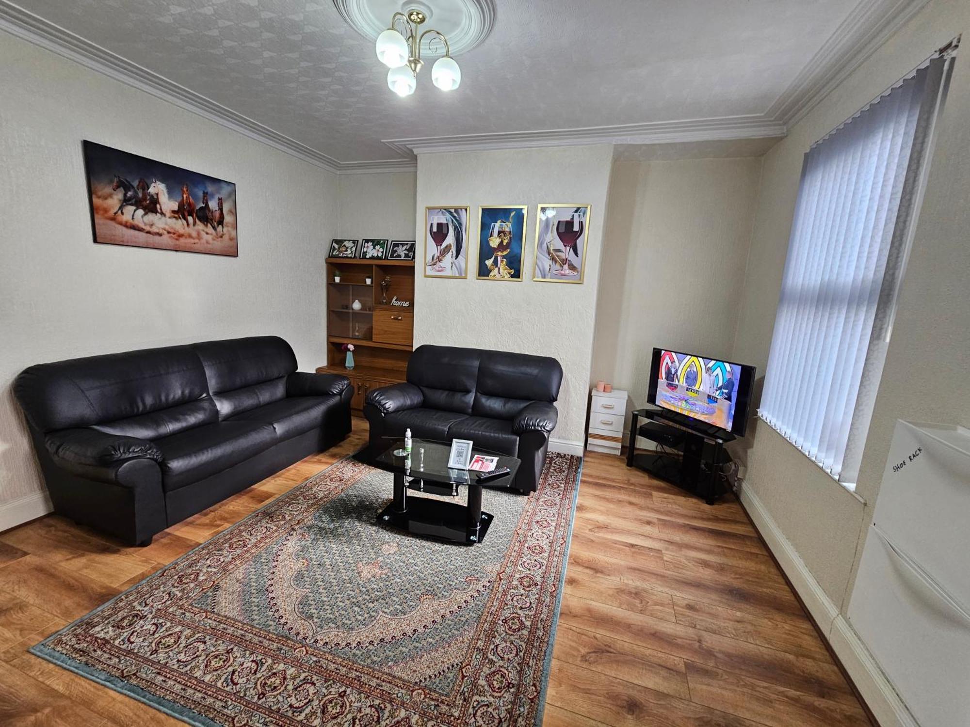 Spacious Two Bedroom House, Parking And Wifi ลีดส์ ภายนอก รูปภาพ