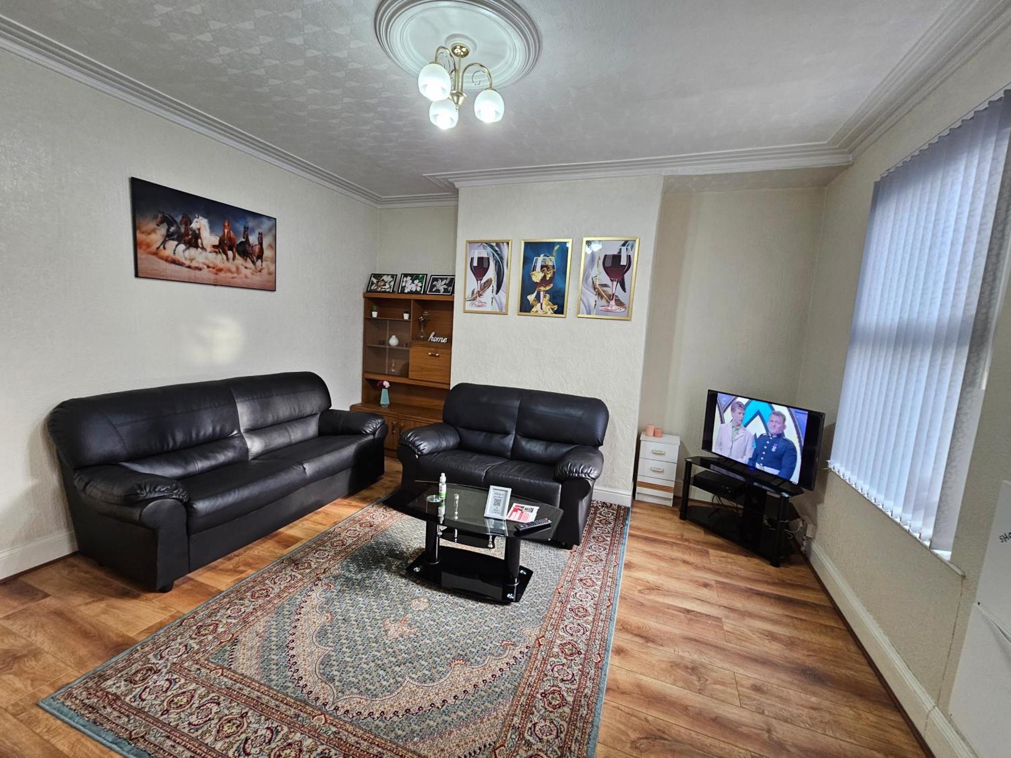 Spacious Two Bedroom House, Parking And Wifi ลีดส์ ภายนอก รูปภาพ