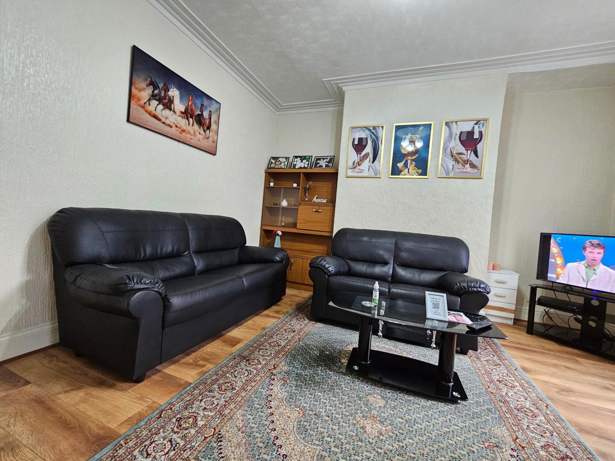 Spacious Two Bedroom House, Parking And Wifi ลีดส์ ภายนอก รูปภาพ