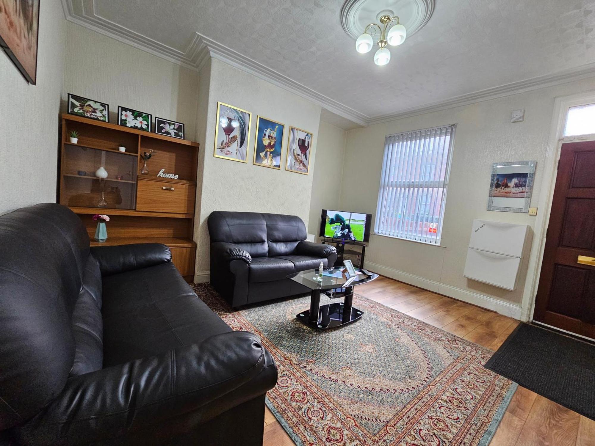 Spacious Two Bedroom House, Parking And Wifi ลีดส์ ภายนอก รูปภาพ
