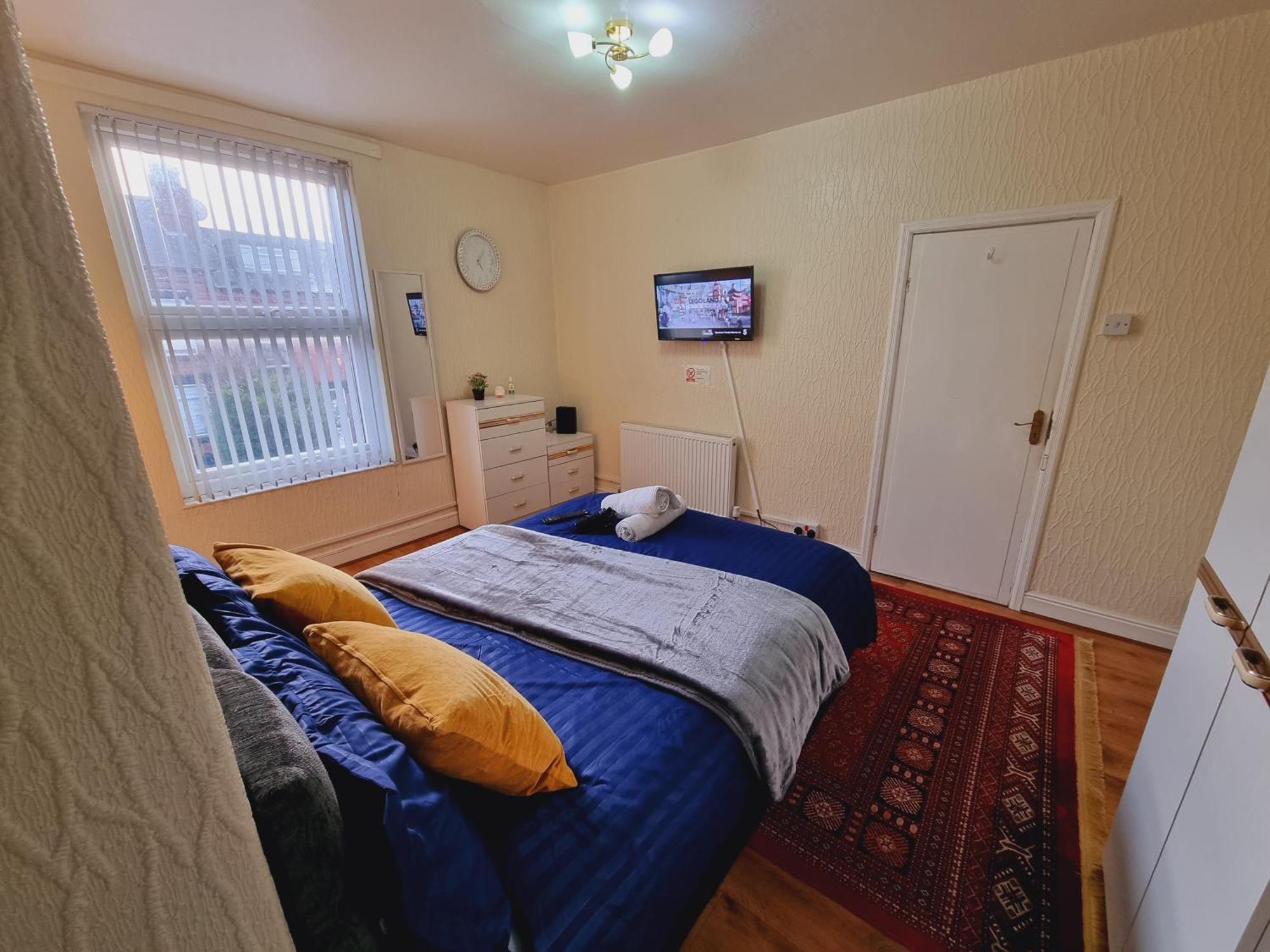 Spacious Two Bedroom House, Parking And Wifi ลีดส์ ภายนอก รูปภาพ