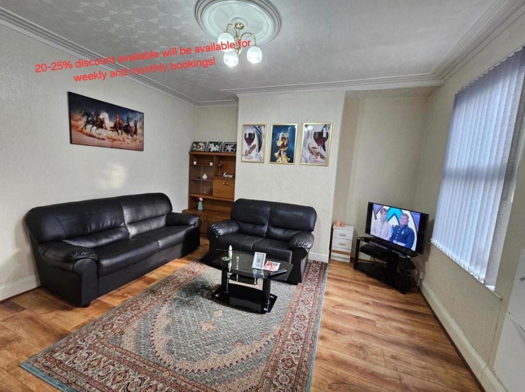 Spacious Two Bedroom House, Parking And Wifi ลีดส์ ภายนอก รูปภาพ